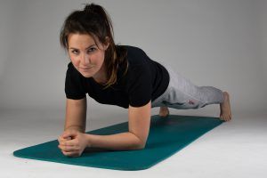 Vrouw in een yoga positie 