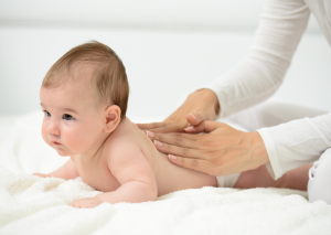 Babymassage op de rug van een baby